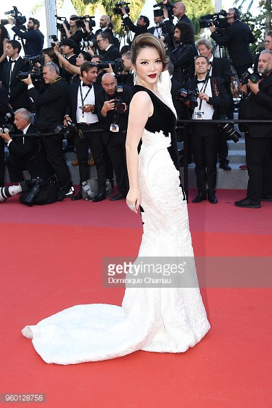 Lý Nhã Kỳ diện váy đen trắng quyến rũ trong ngày bế mạc LHP Cannes 2018 Lý Nhã Kỳ diện váy đen trắng quyến rũ trong ngày bế mạc LHP Cannes 2018